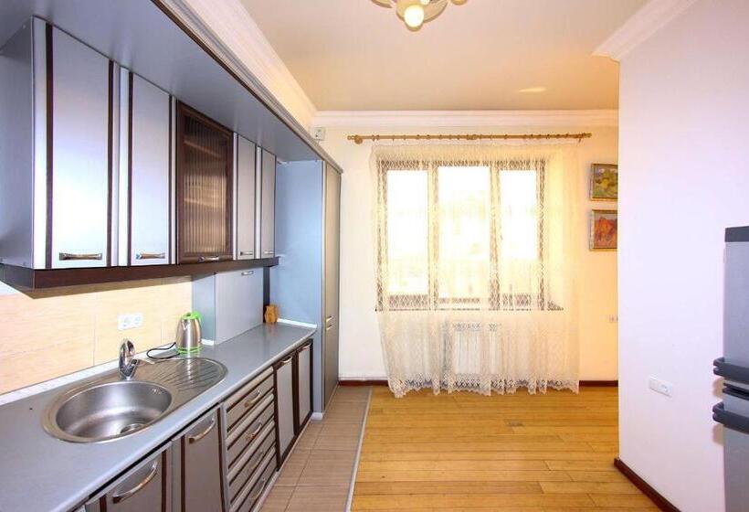 침실 1개 아파트, Arm Hostel