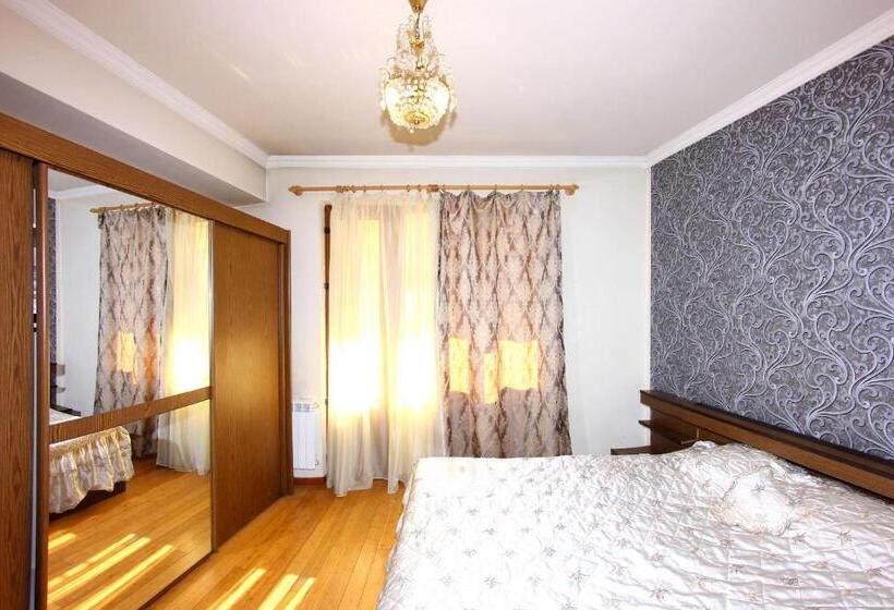 침실 1개 아파트, Arm Hostel