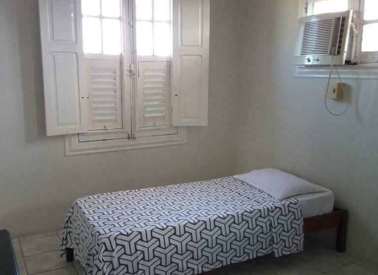 标准单人间, Central