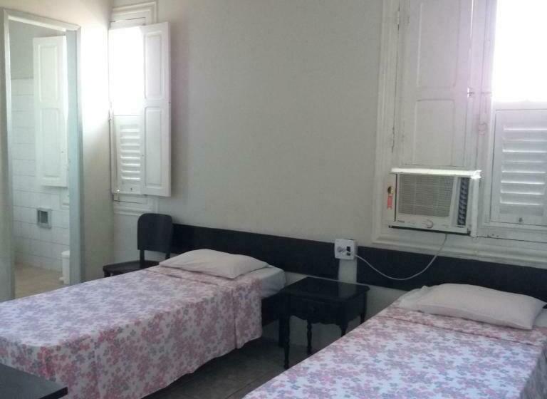 标准单人间, Central