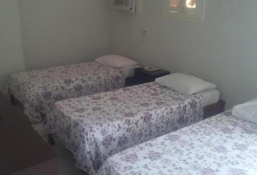 标准三人间, Central