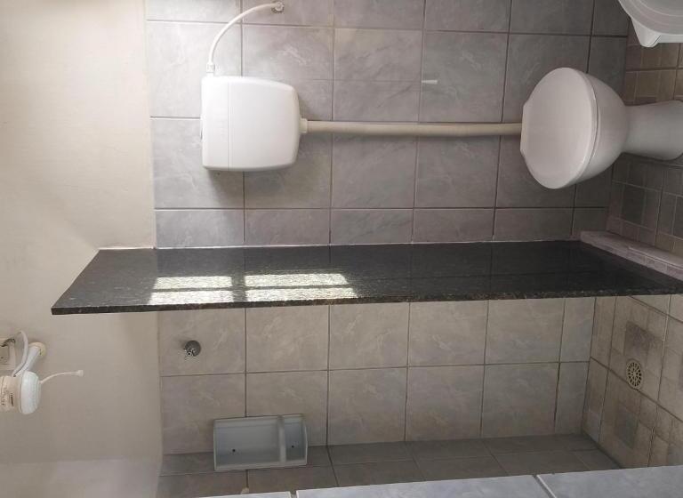 标准三人间, Central