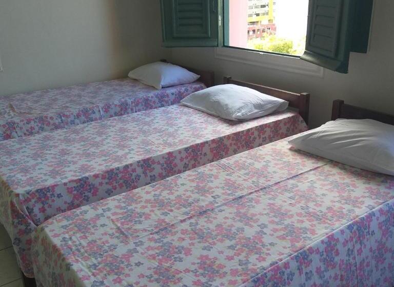 标准三人间, Central