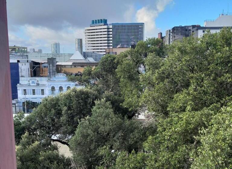 标准三人间, Central