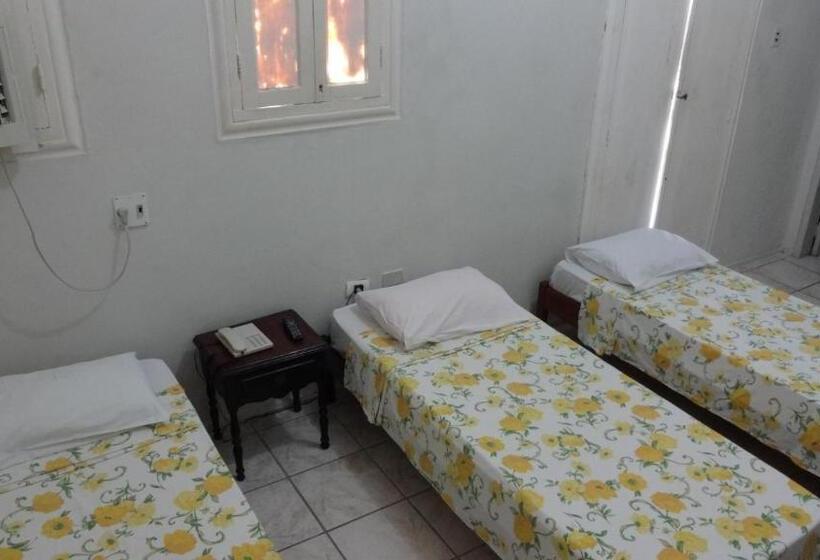 标准三人间, Central