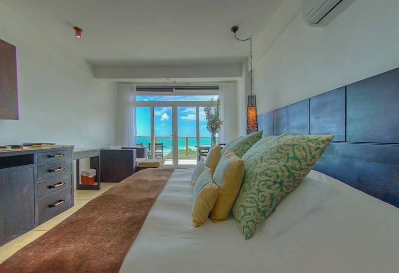 جناح جونيور, Iguana Crossing Boutique