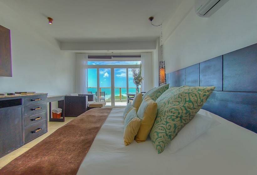 جناح جونيور, Iguana Crossing Boutique