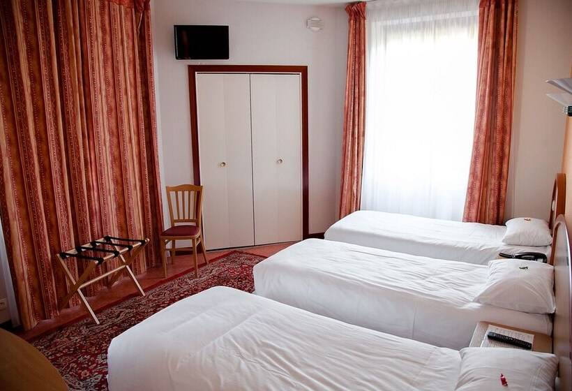 Номер Стандарт Трехместный, Logis Hôtel Du Commerce
