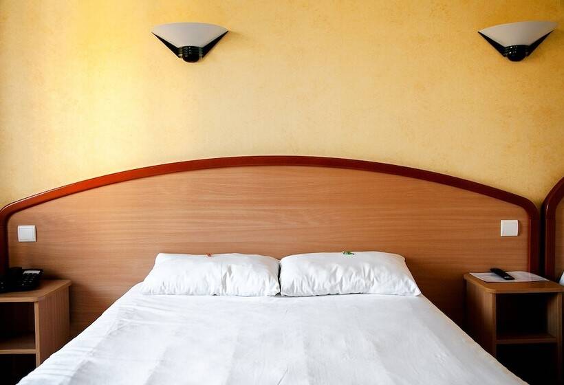 Standard 3 Pers. Værelse, Logis Hôtel Du Commerce