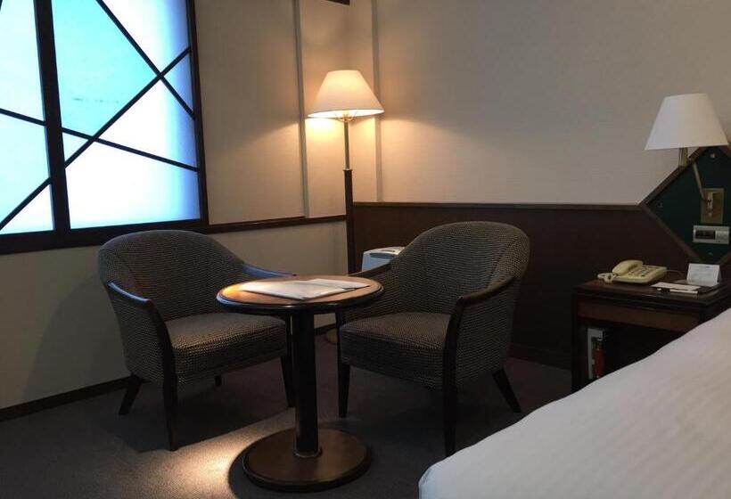 חדר משפחתי, New Omi