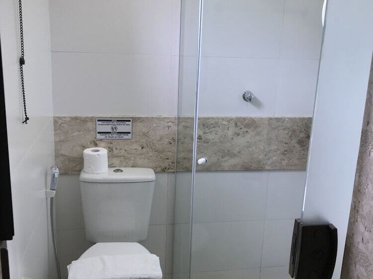 חדר סטנדרט לשלושה, Palace