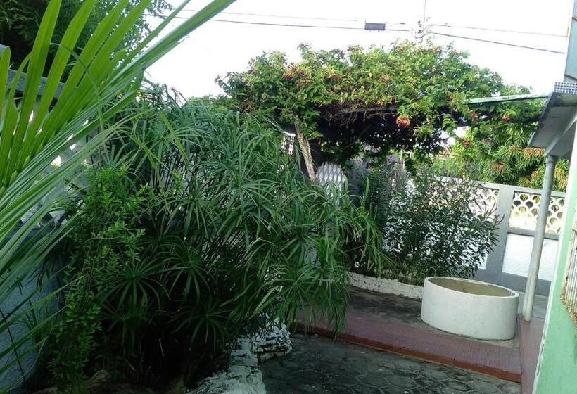 חדר אקונומי לשלושה, Praieiro Hostel Albergue