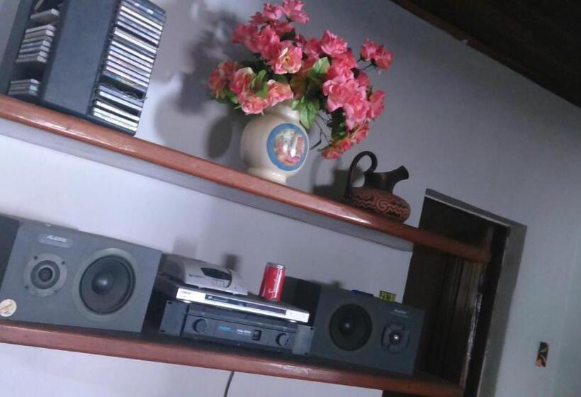 חדר אקונומי לשלושה, Praieiro Hostel Albergue