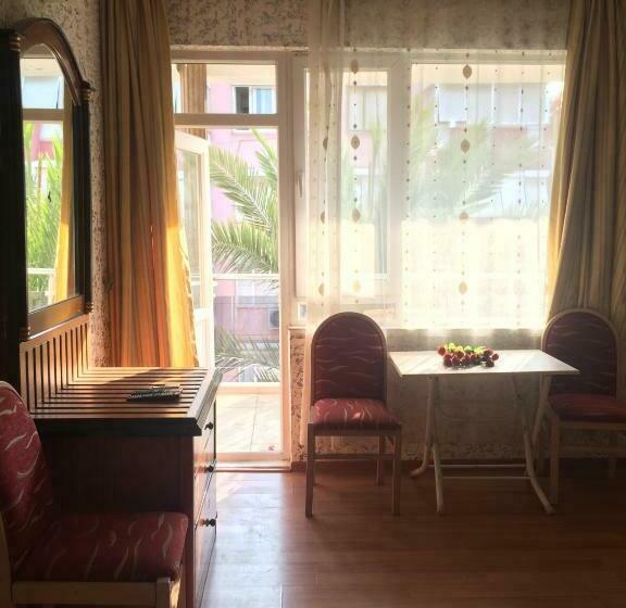 اتاق خانوادگی, Uyar Palace