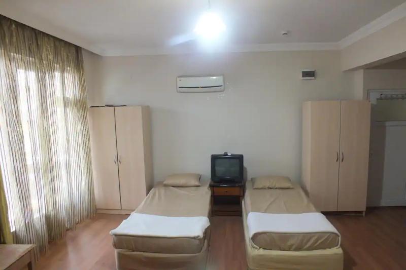 اتاق اکونومی, Uyar Palace