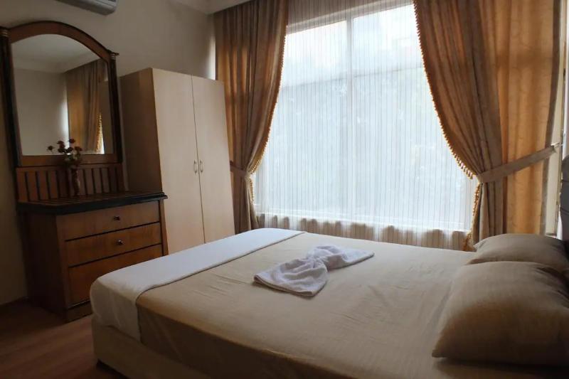 اتاق اکونومی, Uyar Palace