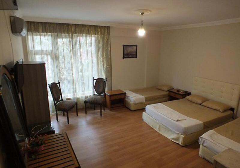 تختخواب در اتاق مشترک, Uyar Palace