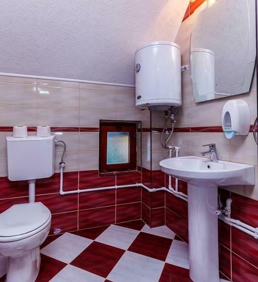 اتاق استاندارد با سرویس بهداشتی مشترک, Hostel Highlander