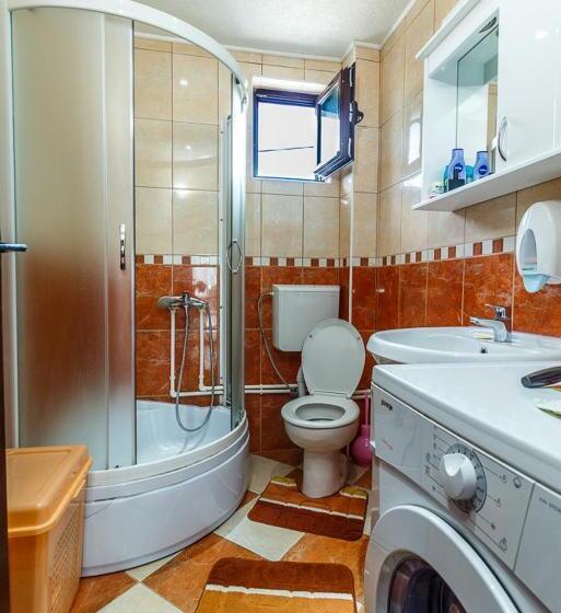 اتاق استاندارد با سرویس بهداشتی مشترک, Hostel Highlander