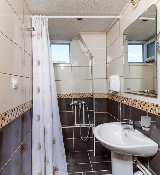 اتاق استاندارد سه تخته با سرویس بهداشتی مشترک, Hostel Highlander