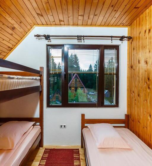 اتاق استاندارد سه تخته با سرویس بهداشتی مشترک, Hostel Highlander