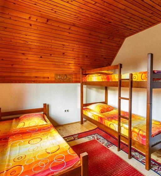 اتاق استاندارد سه تخته با سرویس بهداشتی مشترک, Hostel Highlander