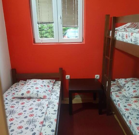 اتاق استاندارد سه تخته با سرویس بهداشتی مشترک, Hostel Highlander