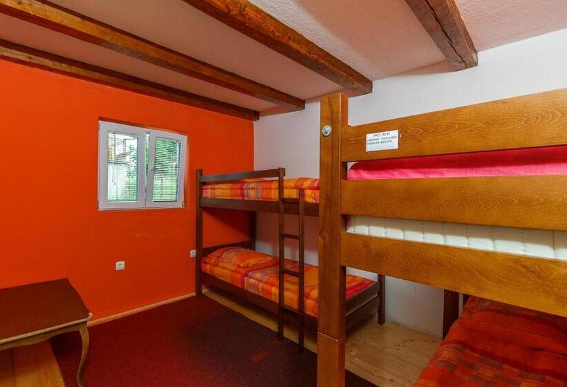 اتاق استاندارد چهارنفره با سرویس بهداشتی مشترک, Hostel Highlander