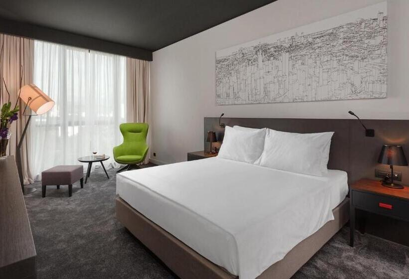 سوییت جونیور, Crowne Plaza Podgorica, An Ihg