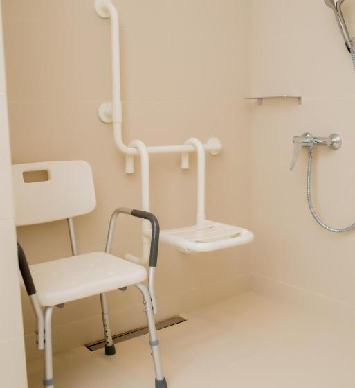 اتاق استاندارد با تخت بزرگ برای معلولان, Crowne Plaza Podgorica, An Ihg