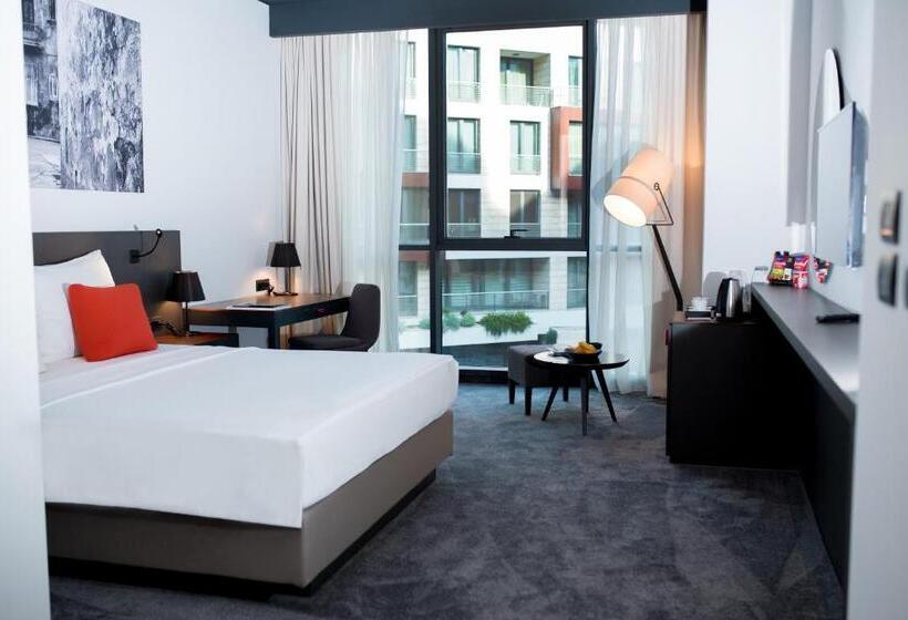 اتاق استاندارد با تخت بزرگ برای معلولان, Crowne Plaza Podgorica, An Ihg