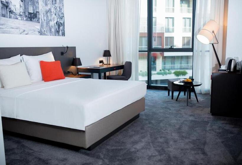 اتاق استاندارد با تخت بزرگ برای معلولان, Crowne Plaza Podgorica, An Ihg