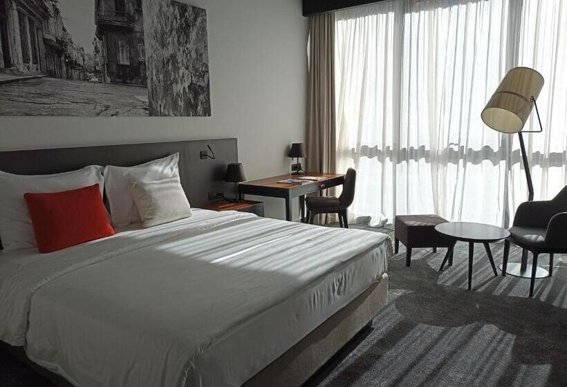 اتاق استاندارد با تخت بزرگ برای معلولان, Crowne Plaza Podgorica, An Ihg