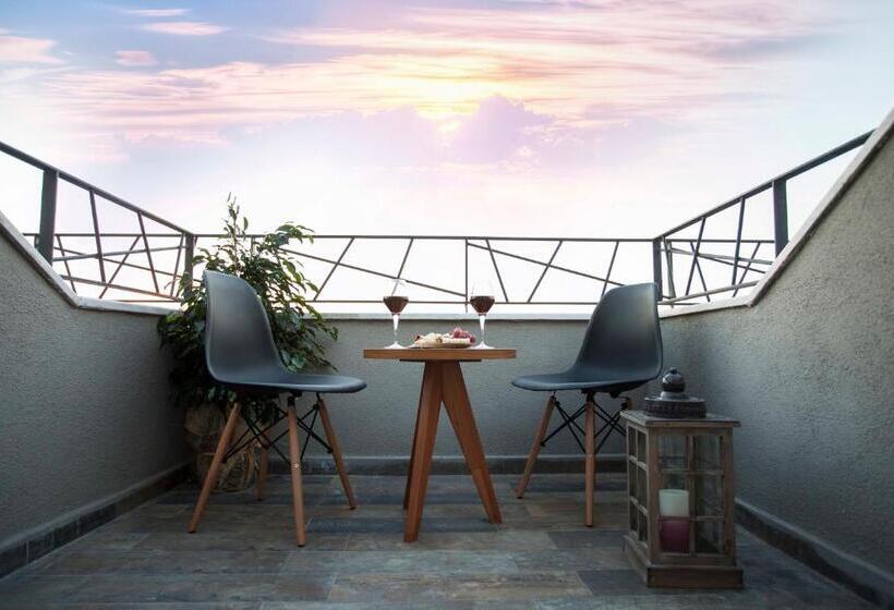 جناح جونيور, Cura