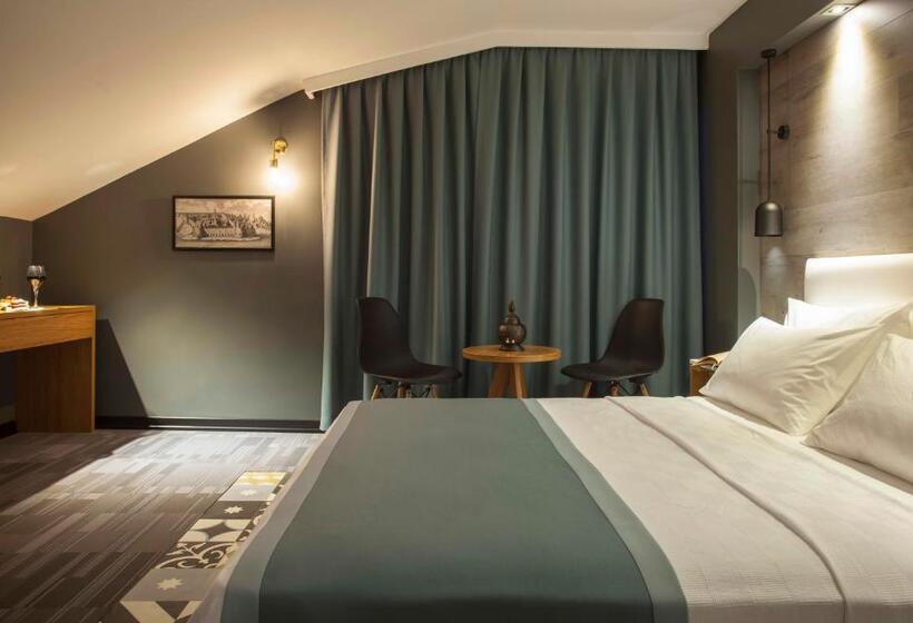 جناح جونيور, Cura