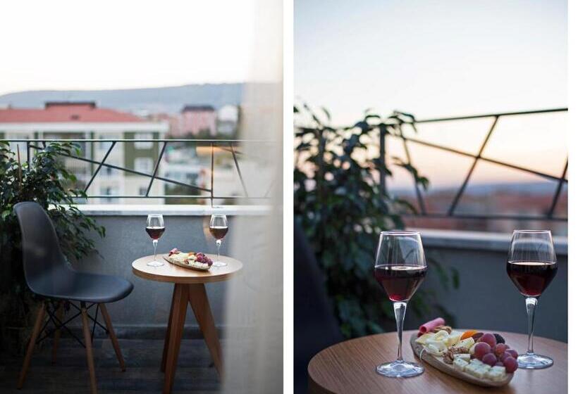 جناح جونيور, Cura