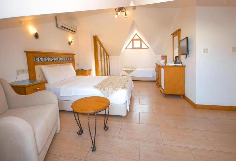 غرفة قياسية ثلاثية مزودة بشرفة, Datca Kilic