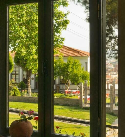 חדר סטנדרט לשלושה, Elaia