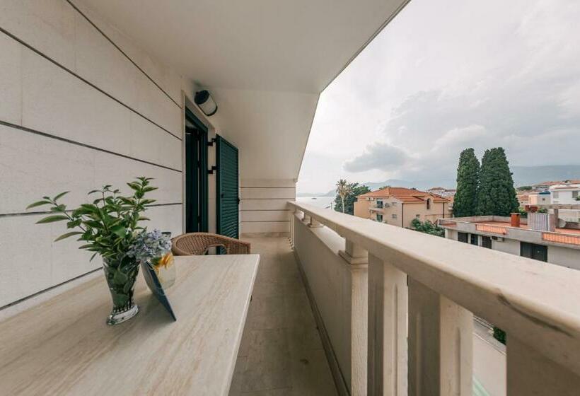 سوییت, Villa Royal