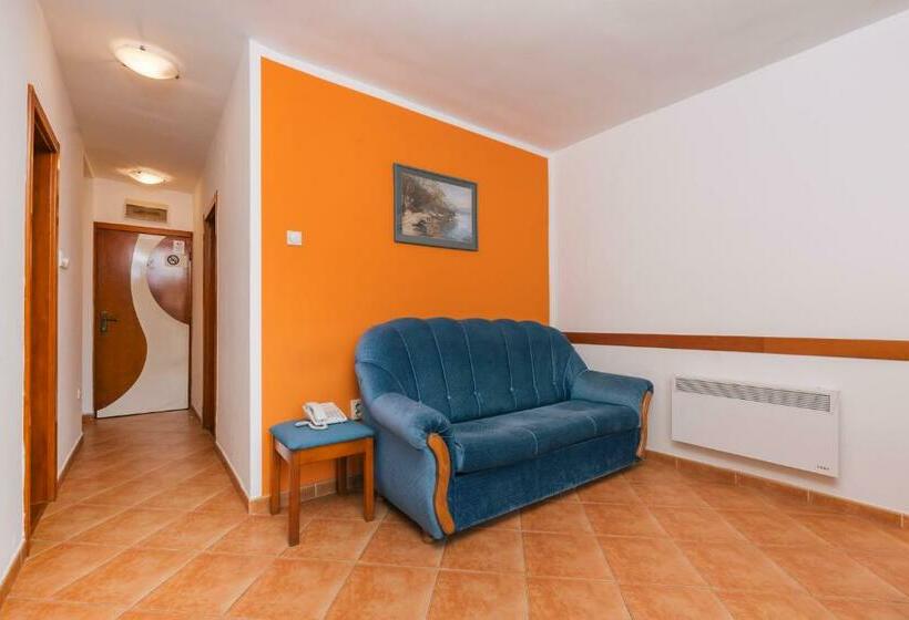 سوییت, Villa Royal