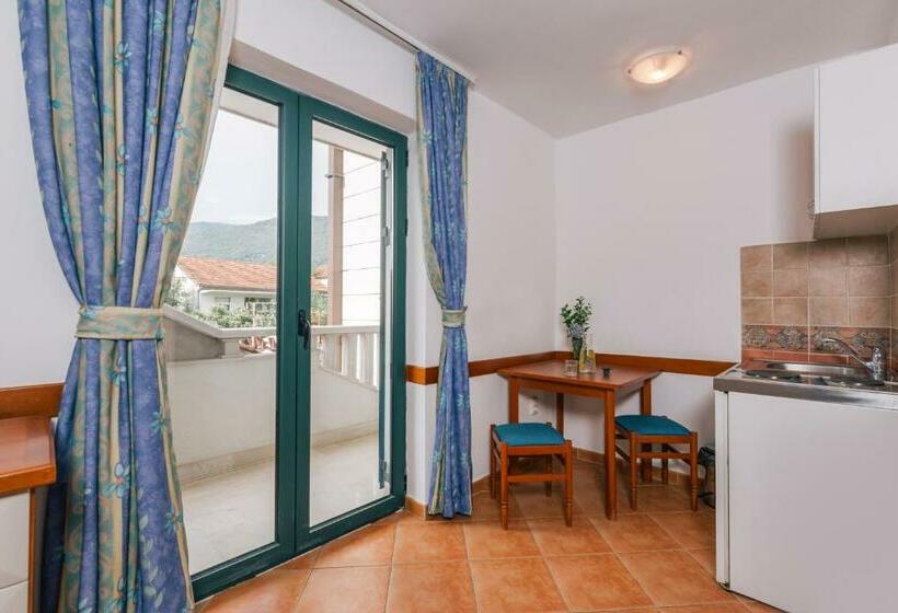 سوییت, Villa Royal