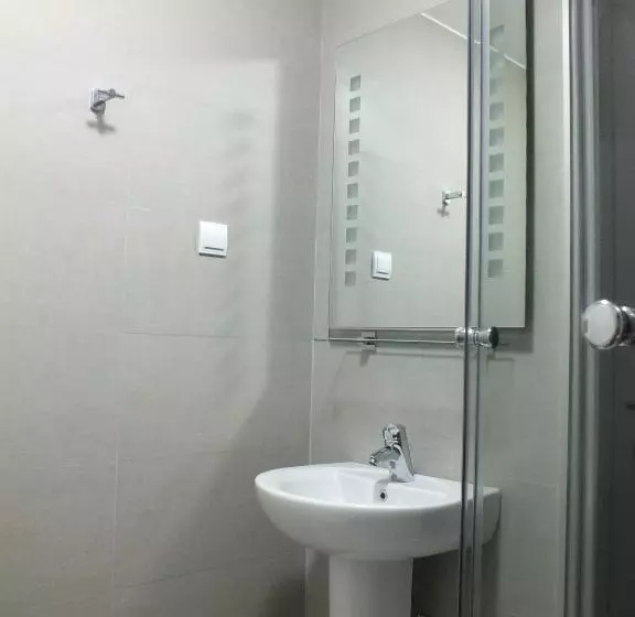 اتاق لوکس سه تخته, 7 Hills Rooms