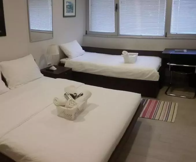 اتاق استاندارد چهار تخته, 7 Hills Rooms