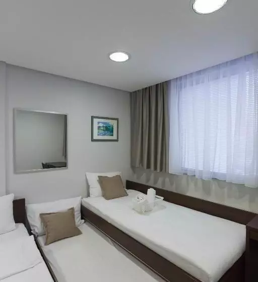 اتاق استاندارد چهار تخته, 7 Hills Rooms