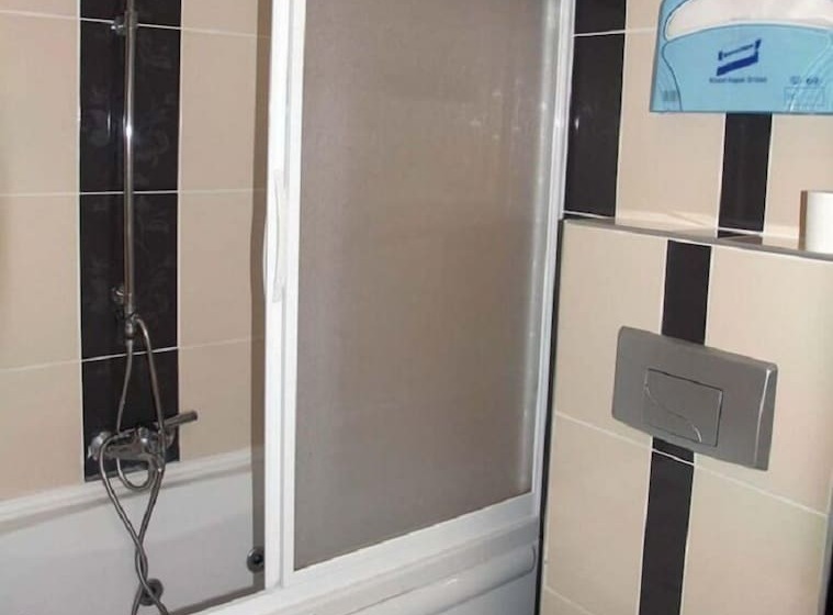 スタンダードトリプルルーム, Boss