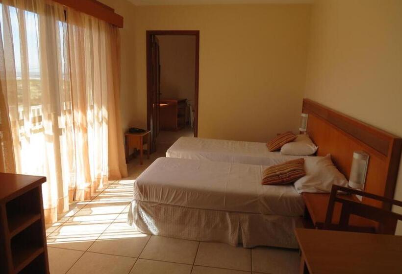 Quarto Triplo Estandar, Nelson Praia