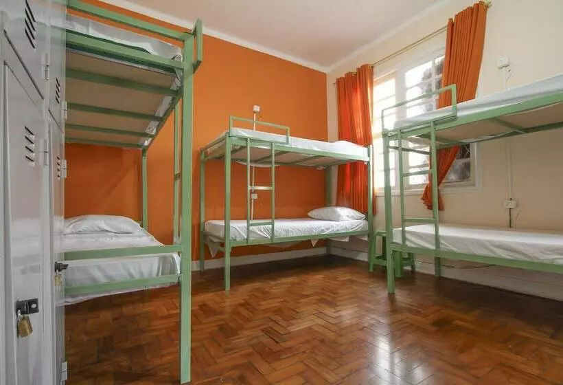 Vuode Makuusalissa, Santos Hostel