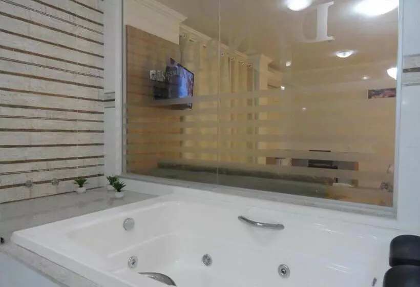 سوییت لوکس, Di Napoli Plaza