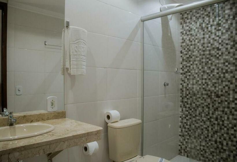 デラックストリプルルーム, Masseilot