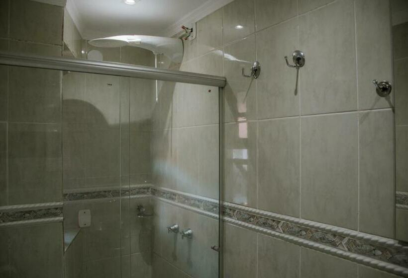 デラックスの4人部屋, Masseilot